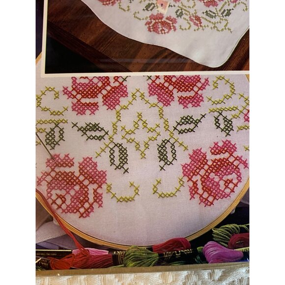 WonderArt Colonial Rose Cross Stitch Stamped Dresser Scarf - New - Picture 2 of 9